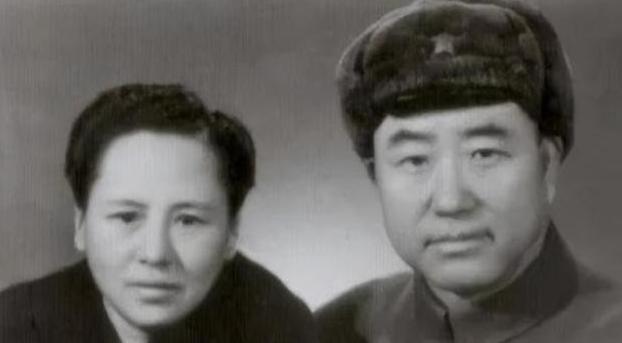 1950年11月，36军军长刘万春接到通知到北京参加会议，可是刚下车，就看到全副