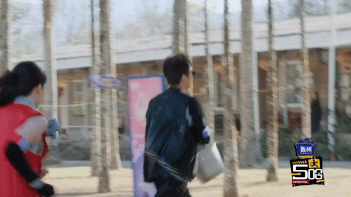 鹿晗任敏追着邓超滋水哈哈哈哈哈看完这段，我学会了两个道理：第一，玩水枪一定要先