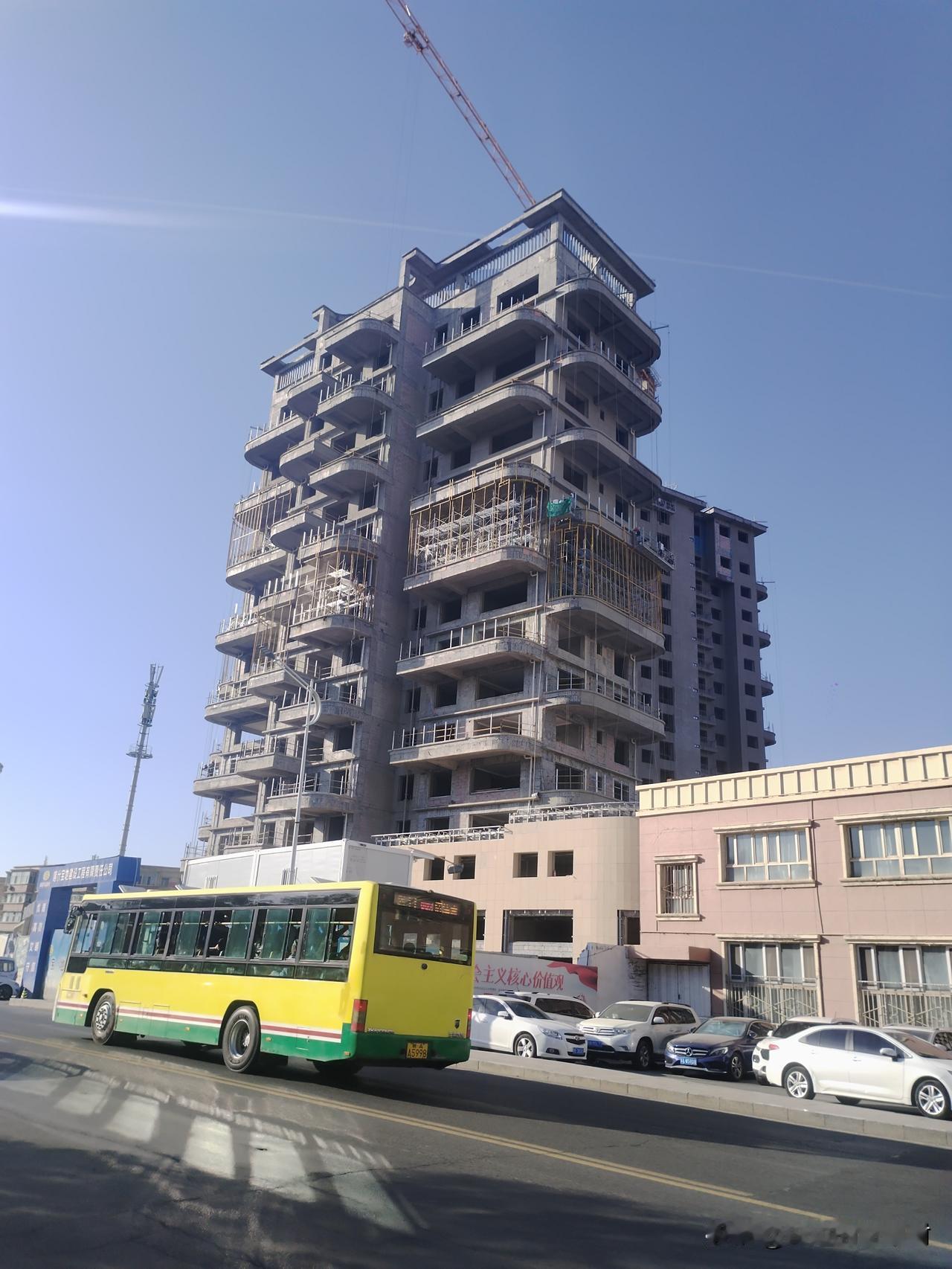 四代住宅在当下感觉很流行啊，每个区都能看到这种设计的楼盘。四代住宅主打空中庭院，