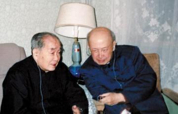 1976年，我国地震学奠基人傅承义院士指着“1951张衡地震仪”说：“梁下挂一块
