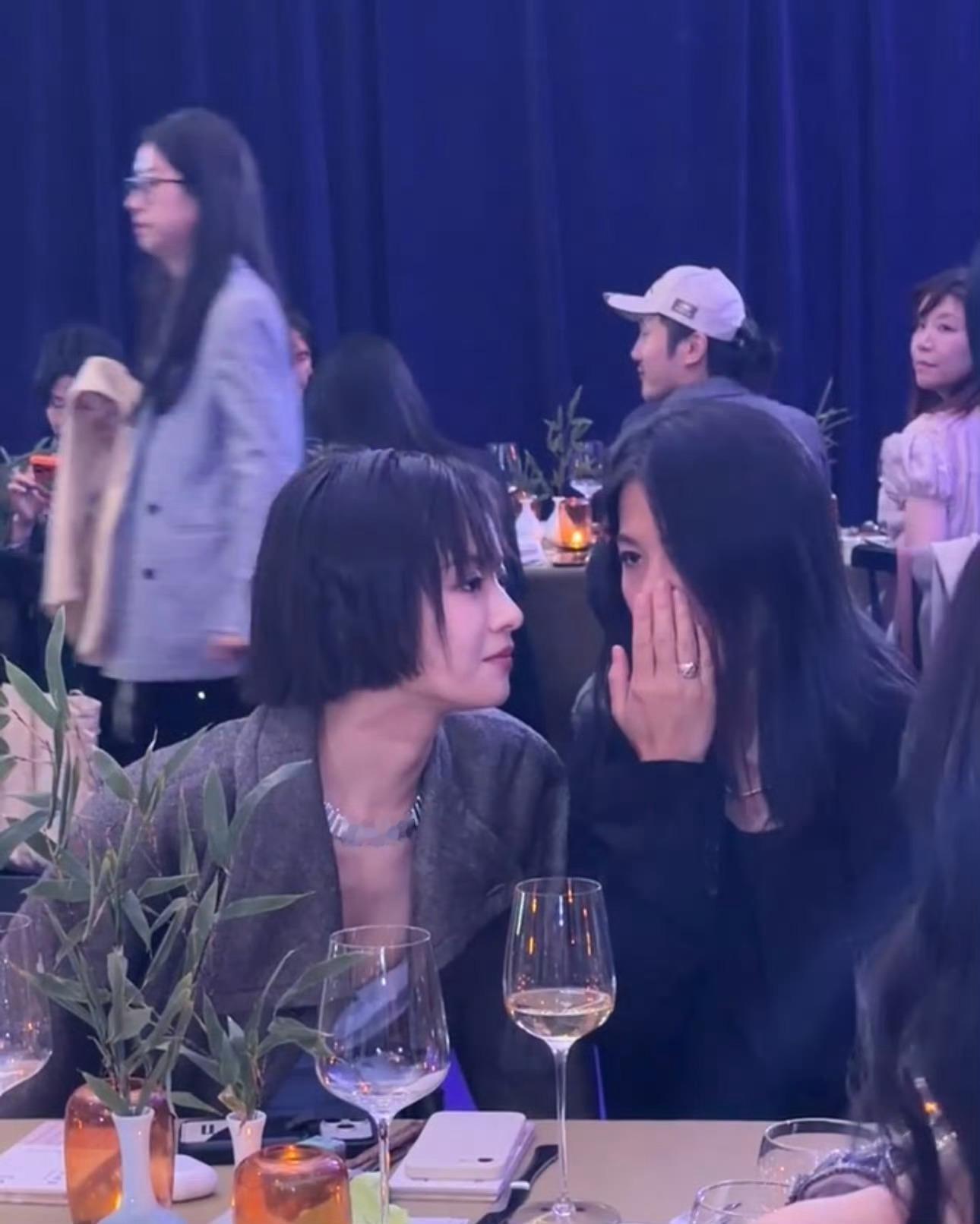 李庚希你在等人亲吗李庚希眼神有点暧昧了被李庚希戛纳现场氛围感美到，大眼睛忽闪灵动