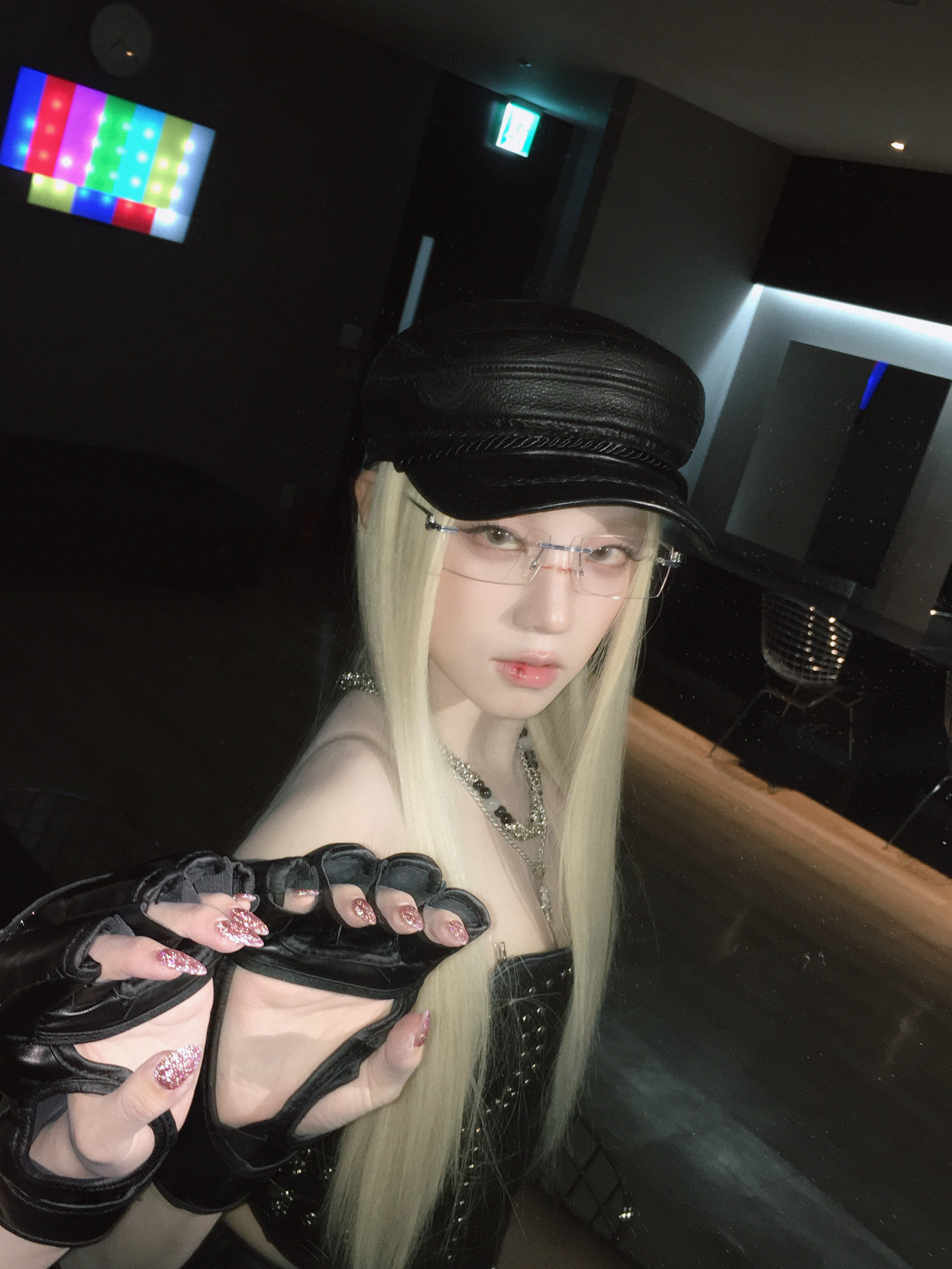 宋雨琦穿搭壁纸：黑色穿搭，金发丝袜妆造大片。宋雨琦