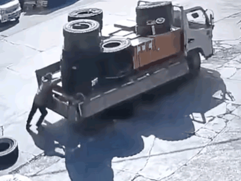 估计无证驾驶，搂子捅大了无论驾驶什么车型，都要有相应的证件，即使你