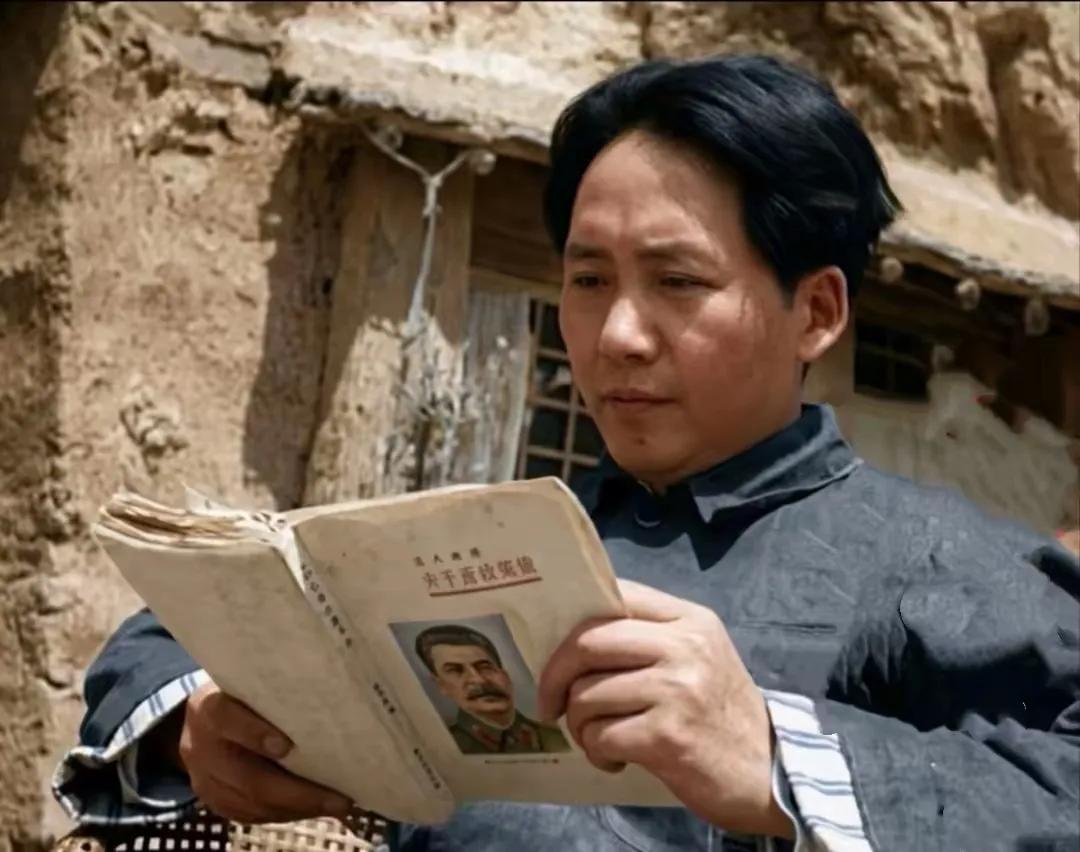 延安时期我们的领袖毛主席在窗户旁阅读。瞧瞧这黄土泥墙，瞧瞧这破旧的木格窗户，这
