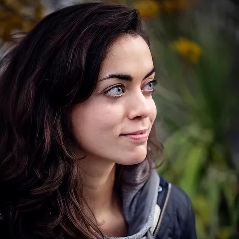 马斯克官宣了！印度裔女高管齐里斯不愧是高智商女性，她终于从马斯克那里拿到了名分。