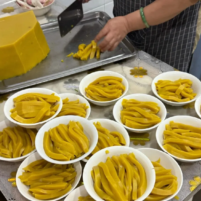 请问四川的朋友们这个特色美食叫啥啊！挺好吃的才7块一碗！软软糯糯的口感好