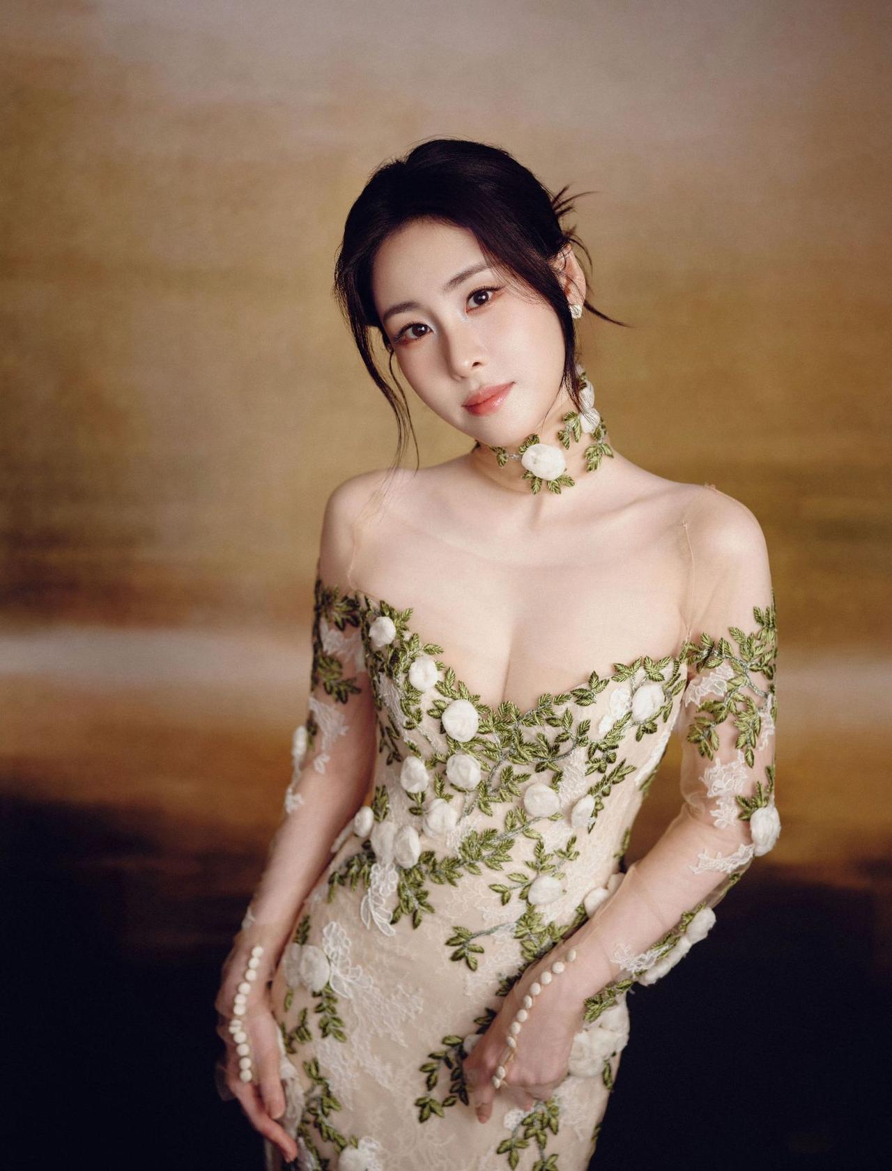 张碧晨薄雾晕开的底色里你把春天缝进纱裙白玫瑰攀着绿藤在锁骨处轻轻呼吸