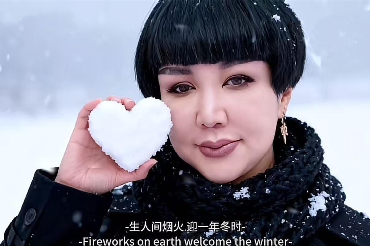 德云社董事长王惠最近玩AI玩的很溜！11月份，王惠在短视频平台分享了三段内容，一