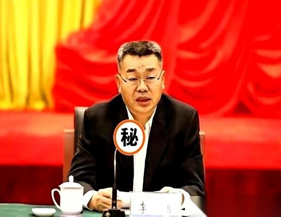 你敢信吗？中海油的一个大总，感觉要出事了，在家里，一把火烧人民币。对，你没看错