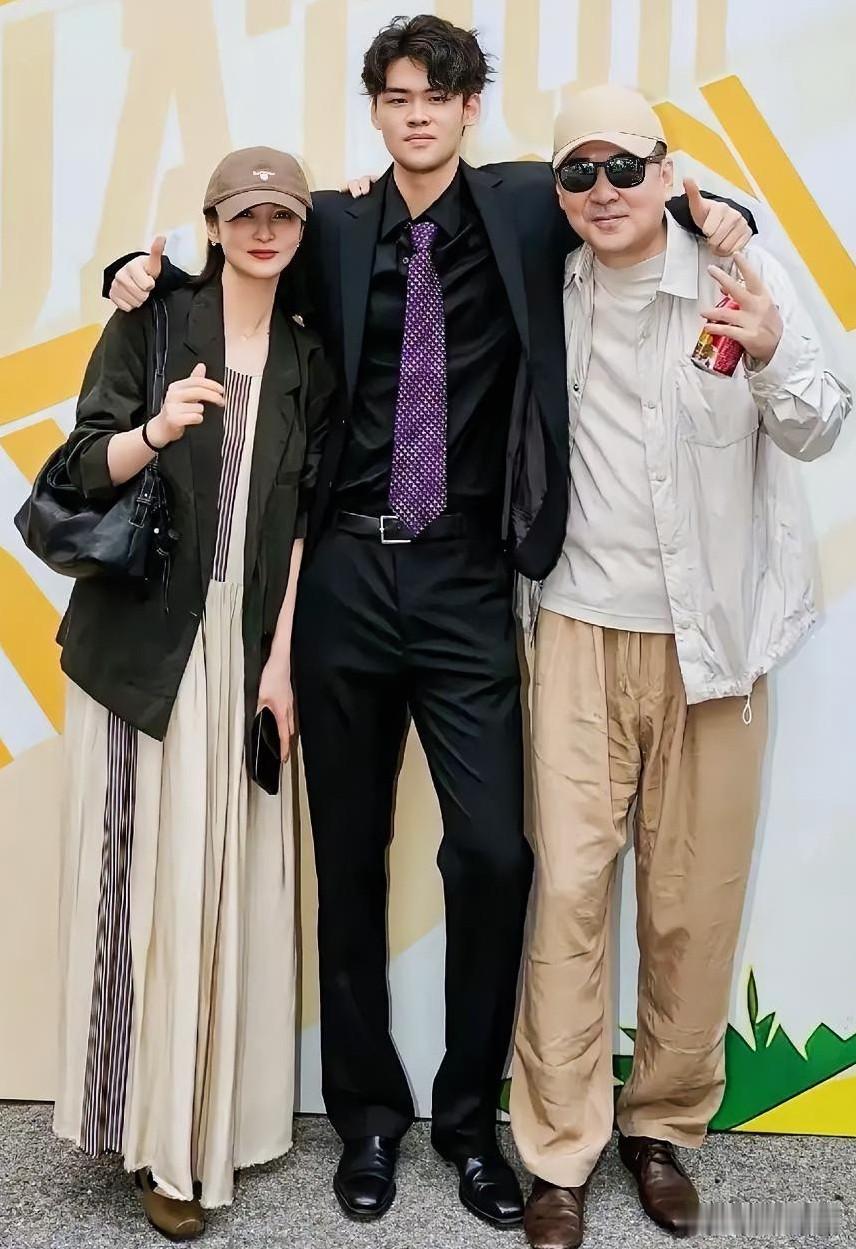 这身材绝对随妈，有个漂亮妈妈，真的是非常幸福。当年，那个在学习间隙，和爸爸一起陪