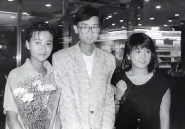 黄百鸣婚前好瘦，婚后发福了。当年和张国荣合影的他肉嘟嘟的，一看就是被生活滋润着的