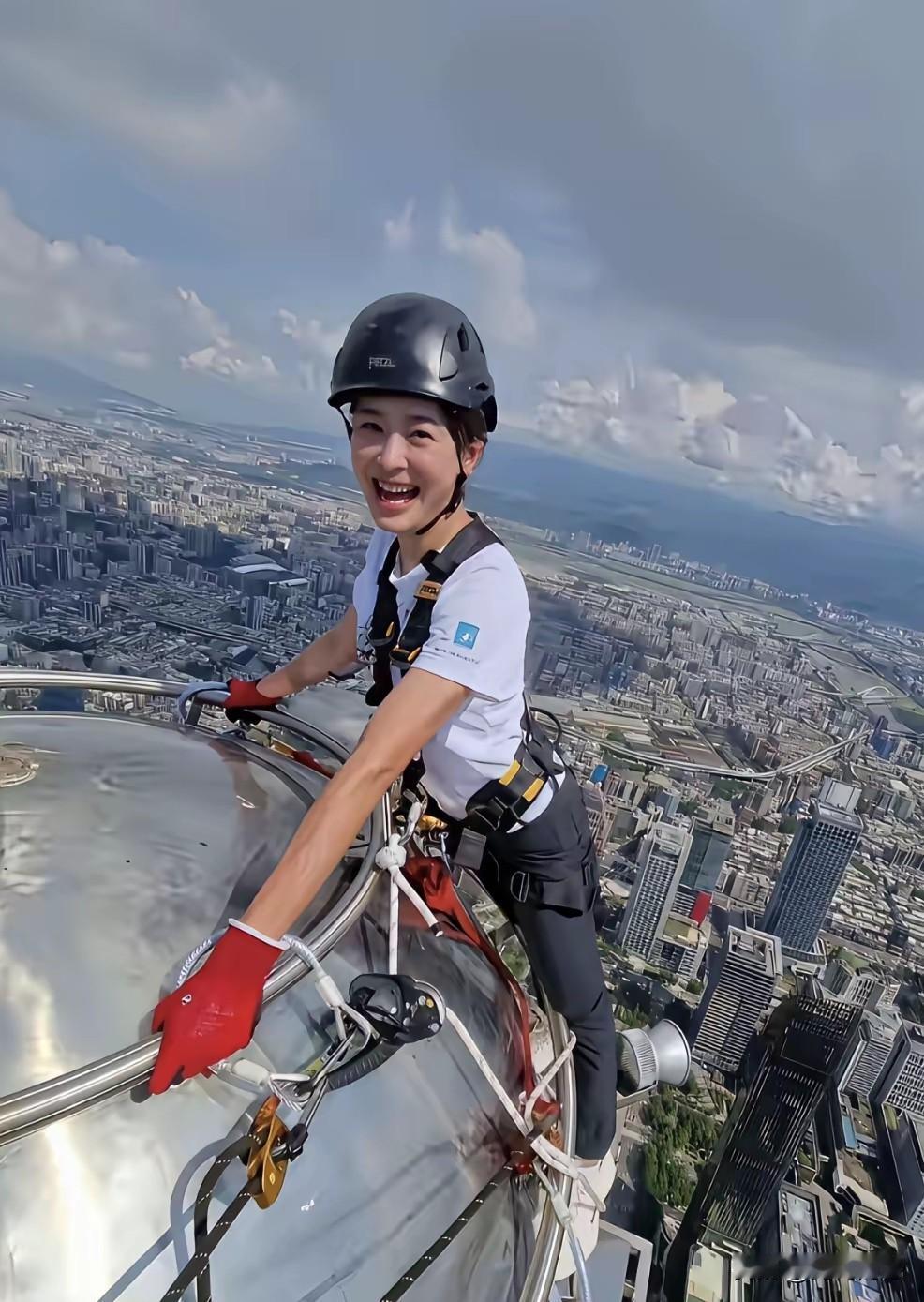 这个女子也攀爬上了101大楼，据说她这也是想蹭一蹭世界徒手攀爬高手的热度，但是她
