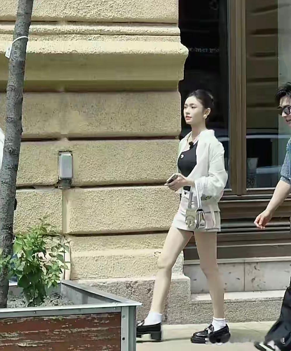 街头偶遇林允，她的腿真的太显眼了，身材比例好好！​​​
