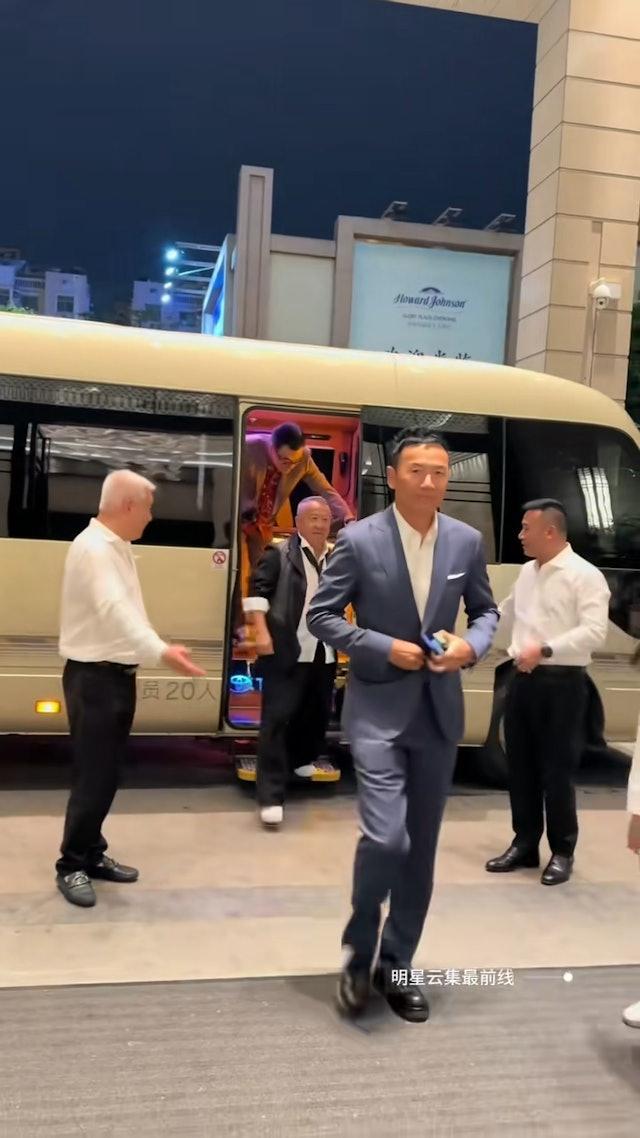 近日曾志伟、苗侨伟和钟镇涛三位娱圈大佬现身活动的片段被放上内地社交平台，三人虽然