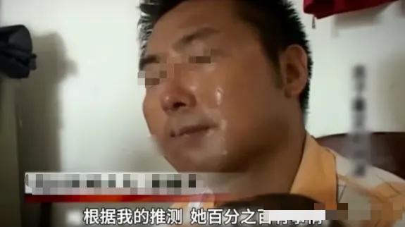 凌晨五点，小彭抱着三岁的儿子溜出了门。他没去早市，也没去公园，径直走进了一家挂着