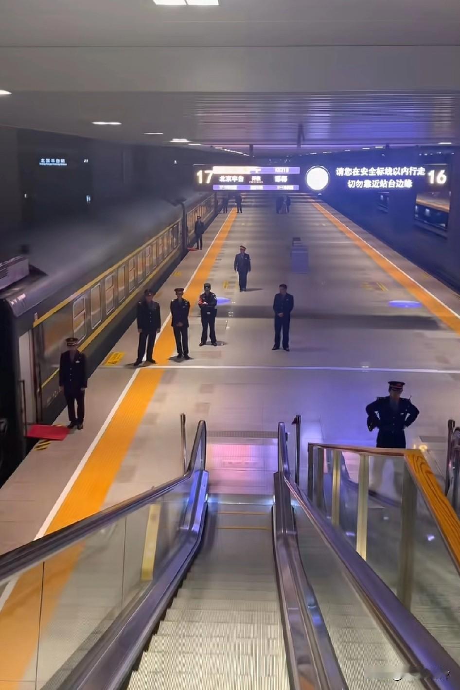 在北京凌晨两点坐绿皮火车，来自列车员们的压迫感，要是这会儿突然转身往回跑…并且