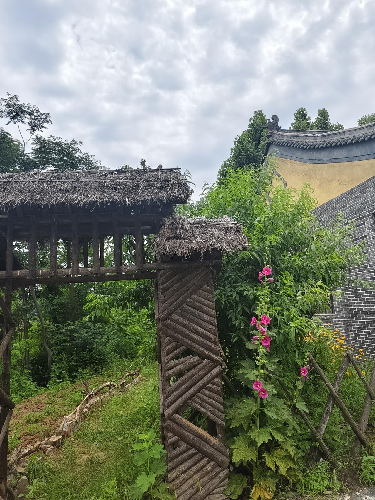 在山里民宿避暑住了5天差点丟了小命。我和老公两个人，每个人每天80元。共支付80