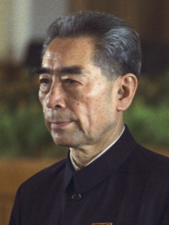 1971年，一名外宾在国宴上偷偷将国宝九龙杯装进了提包。碍于外事面子，工作人员不