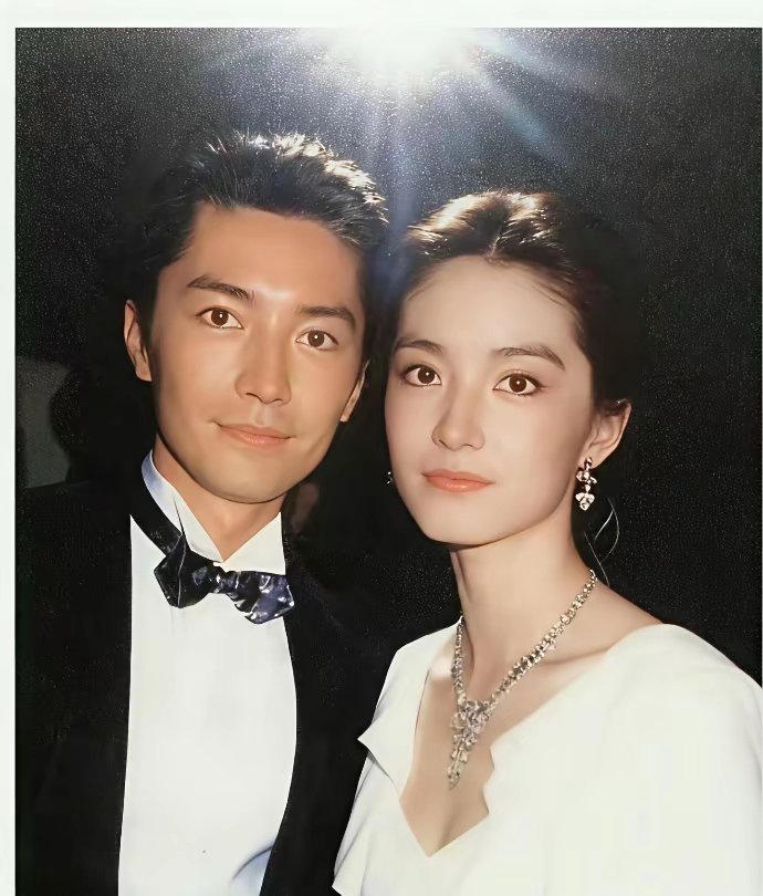 发现一个特点，就是男人帅到极致，女人美到极致，都是会男人女相，女人男相