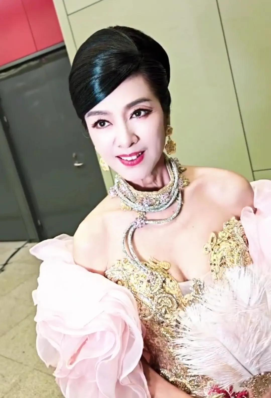 老了就是老了，70岁米雪的手和脖子出卖了年龄。或许由于现在年轻艺人们的乏善可