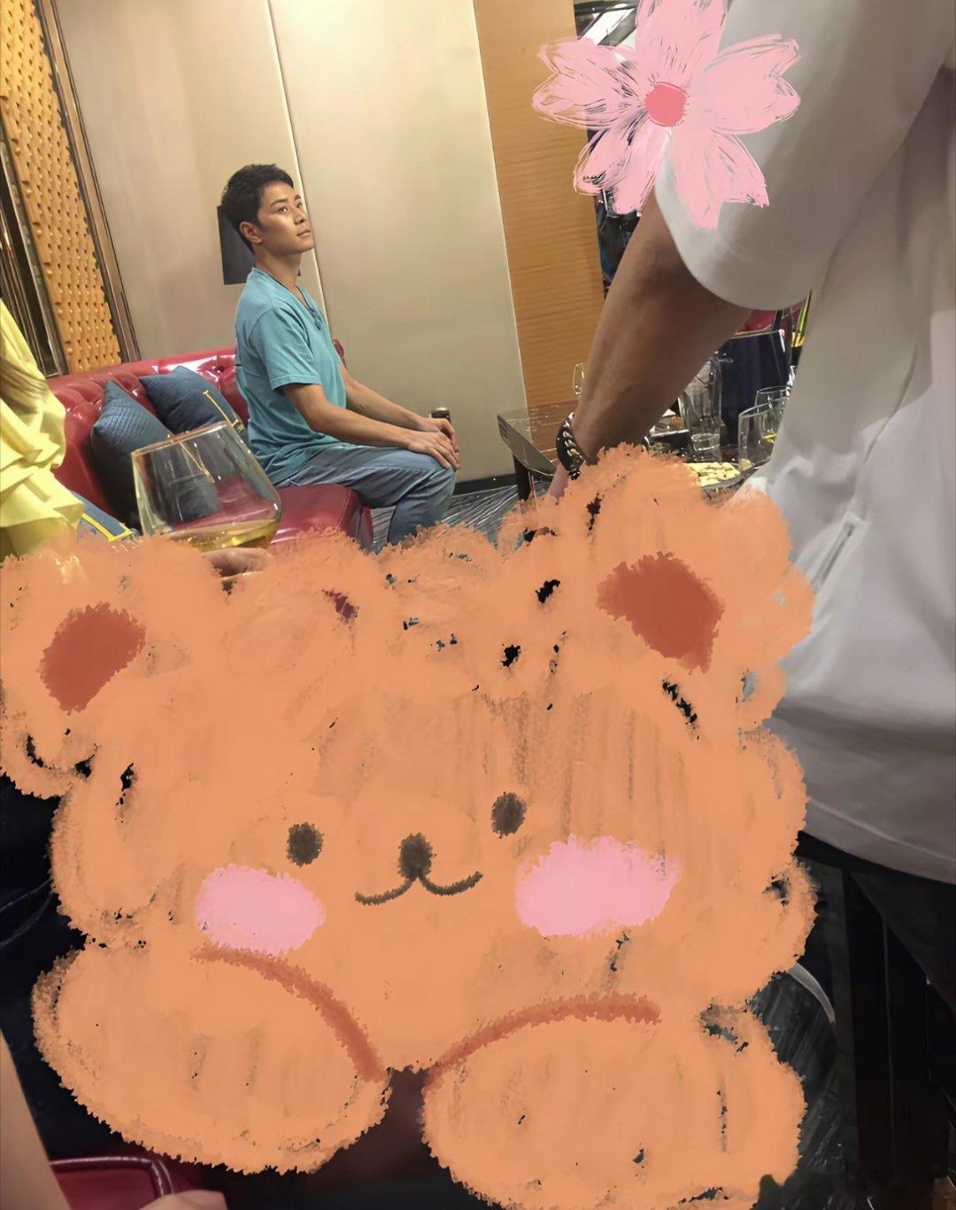 这样的老款式艺人真是不多见，前两张是曹骏19年被拍到的，拍戏空档时的状态，有网友