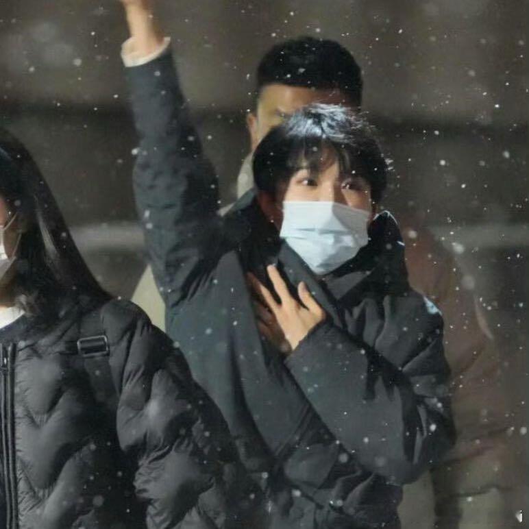 周深初雪路透初雪落京城，周深春晚联排路透来袭！元气满满打招呼，口罩遮不住眼底笑