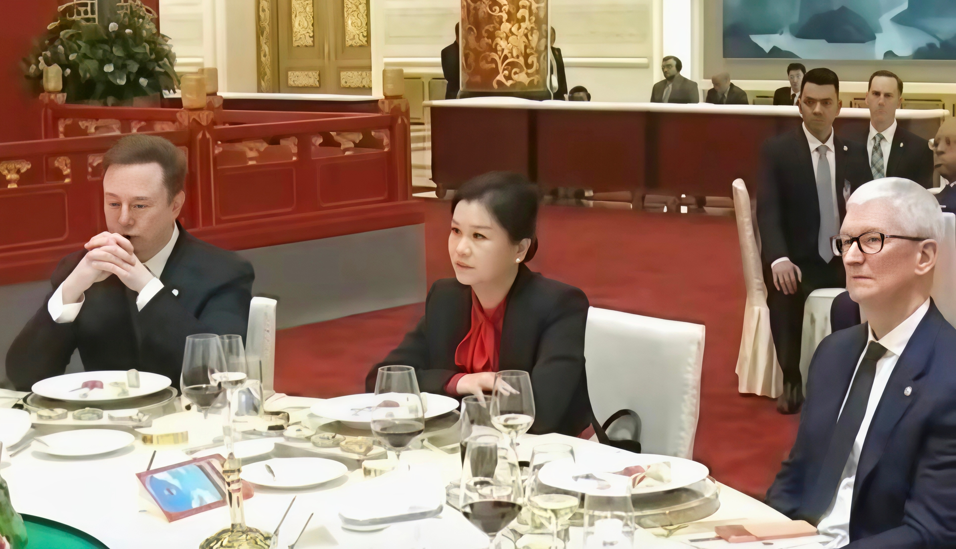 没错，这位坐在两大科技巨头CEO中间的女人，正是蓝思科技创始人周群飞，堪称“全球