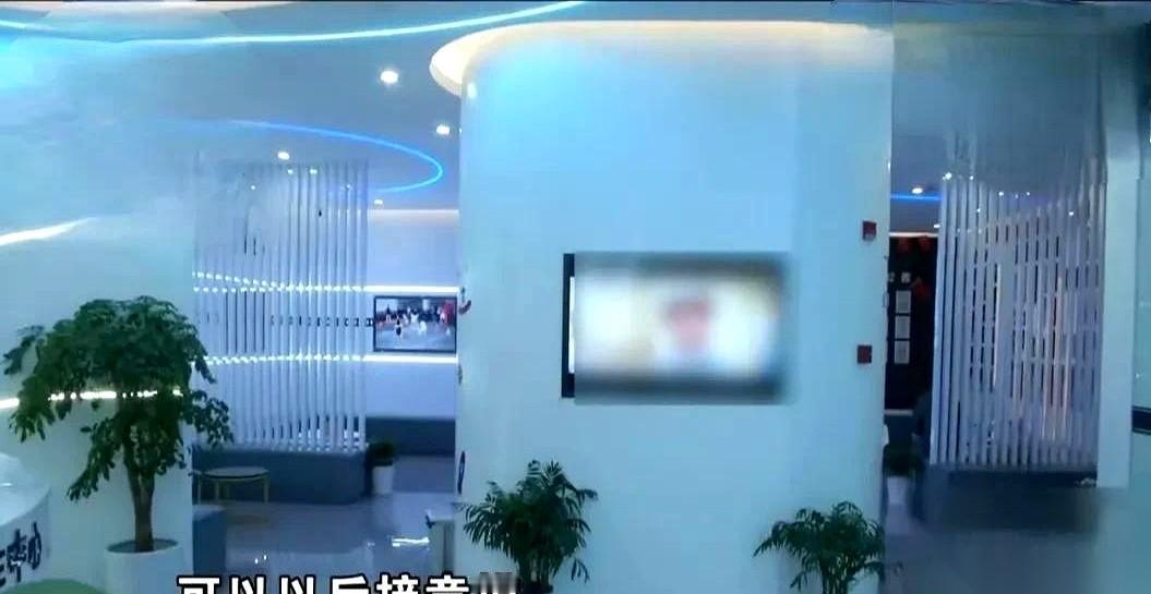 一万五千八百块，砸下去的时候眼睛都没眨一下。回家的路上，她看着旁边兴奋的儿子，