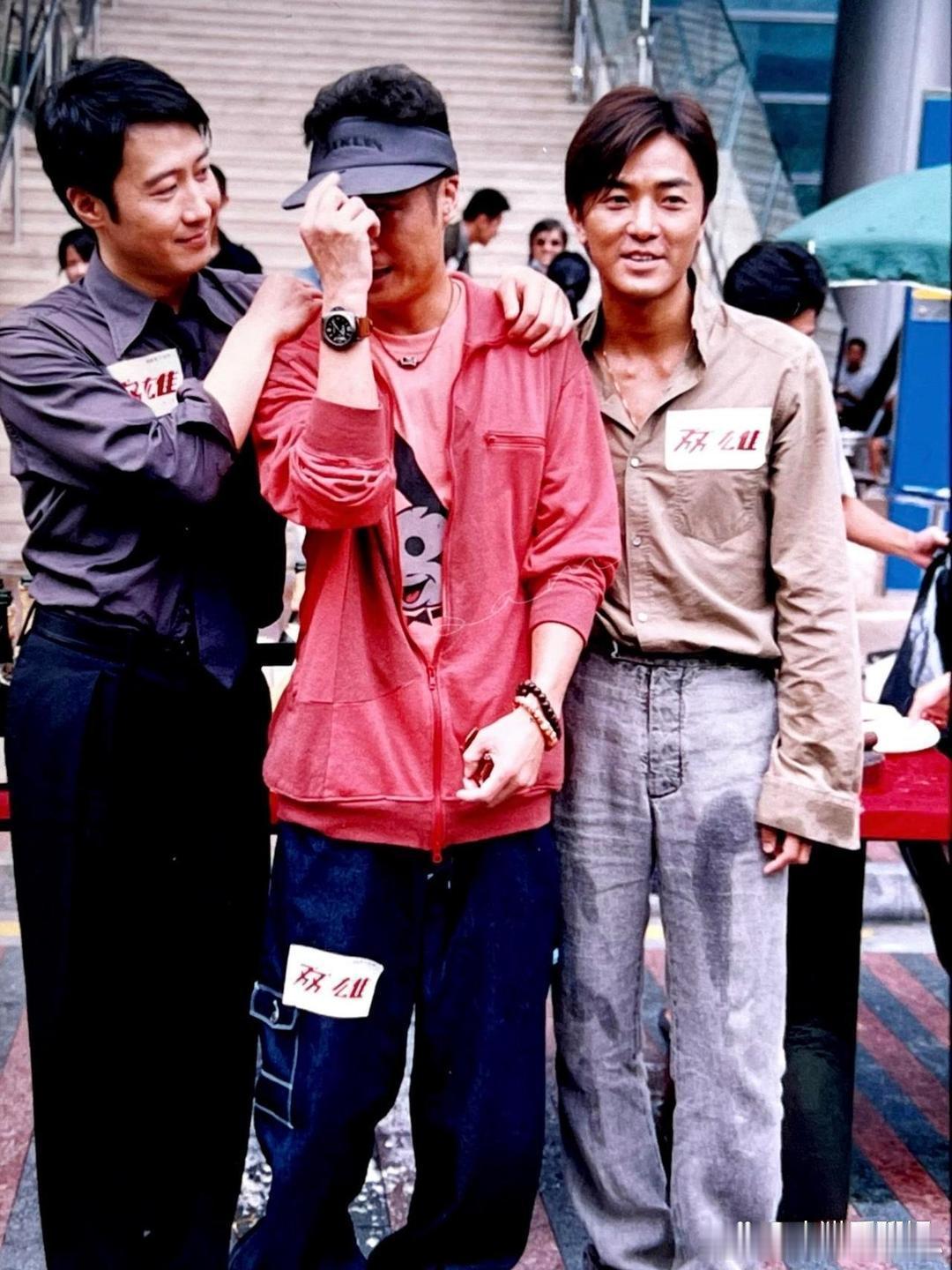 2003年，黎明、吴镇宇、郑伊健在电影《双雄》杀青宴上的一张合影。那时的拍照状态