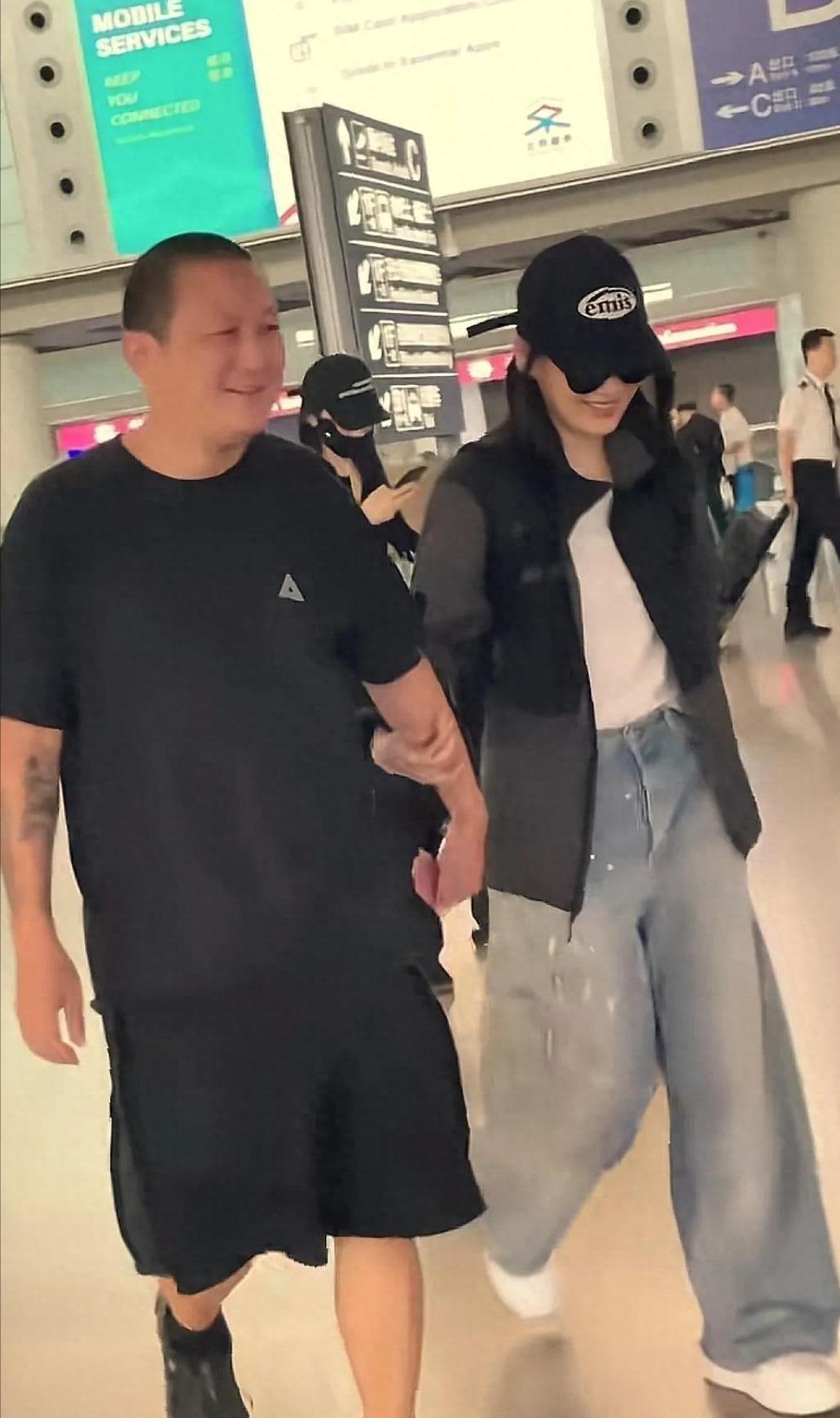 天啊，谁能看出这位姐都50岁了啊，与二婚老公机场“撒糖”，一身休闲装扮明媚温婉，