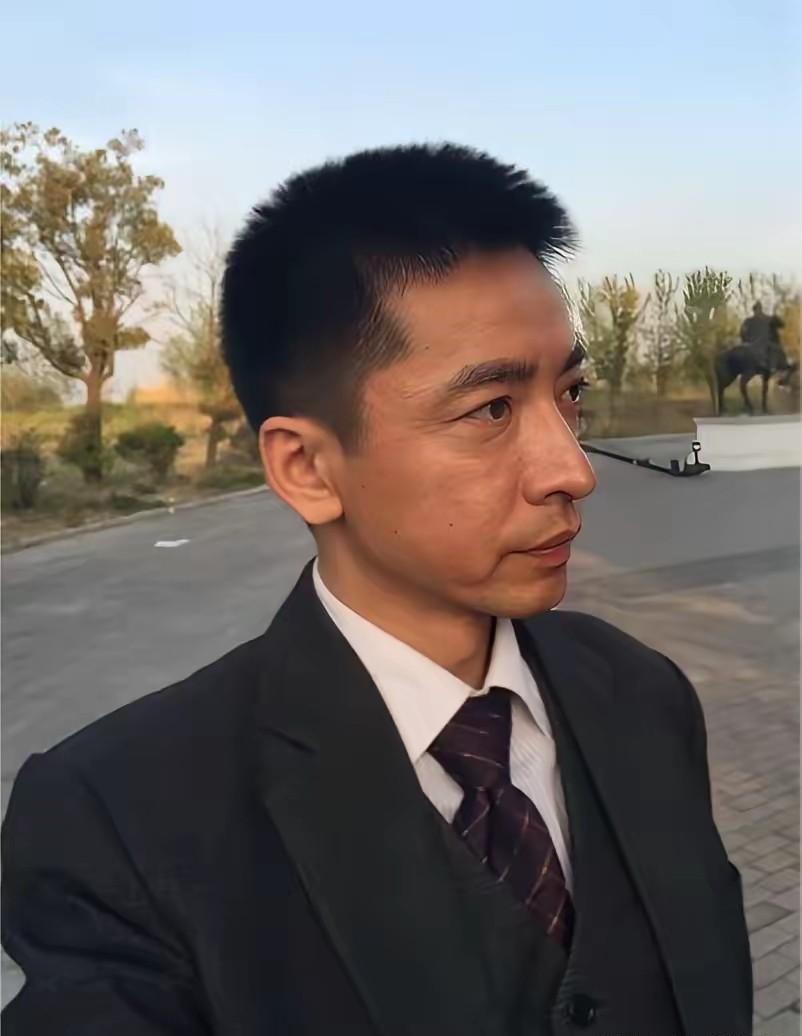 “主动投案”的王鑫，真的是高尚？中戏教授、表演系主任的身份背后，揭露的却是演艺