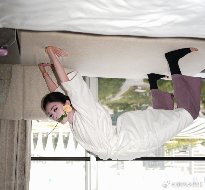 娜扎下腰红毯前下腰？娜扎抽象感拉满太萌了！​​​