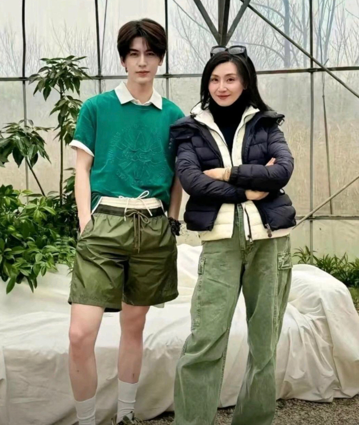 张凌赫的妈妈真的和他一样年轻又好看啊。