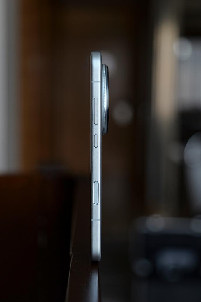 小米17Ultra官宣要做史上最薄Ultra机型，还砍掉凑数镜头专心堆料