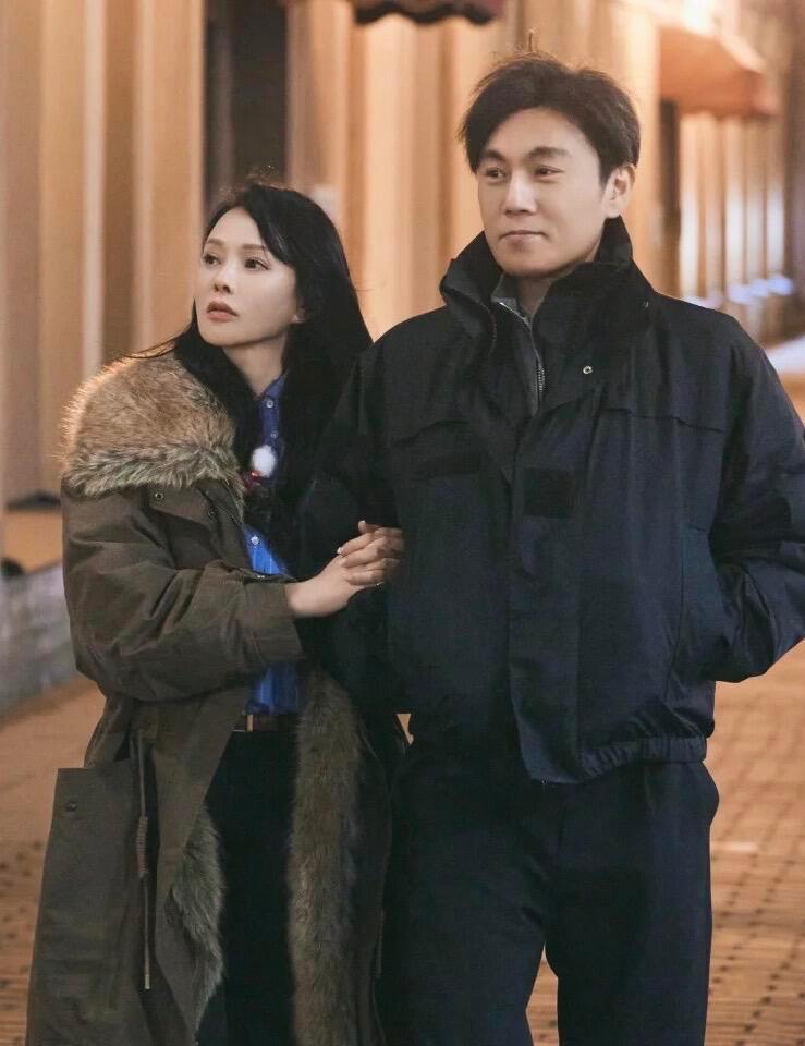 伊能静和秦昊2015年步入婚姻，相守十三载依旧情深。有人不解：朝夕相伴的夫妻
