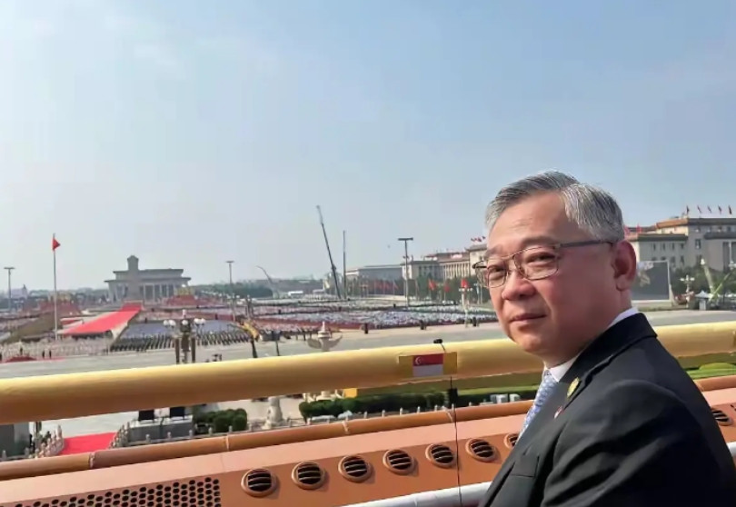 原来城楼栏杆下面加装了凉风系统、音响系统、同声传译系统