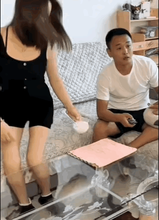 哥们这是饿了几顿没吃饭啊？贪嘴贪成这样的，那可真是不多见啊！[吐舌头眯眼睛笑][吐舌头眯眼睛笑][吐