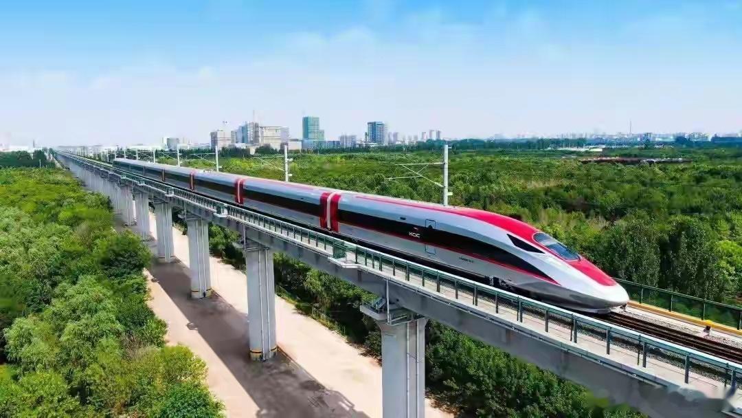 很多人一直有个误区：国外没有大规模高铁，是没钱、没技术、基建落后，中国高铁基建输出大有可为。但真实的
