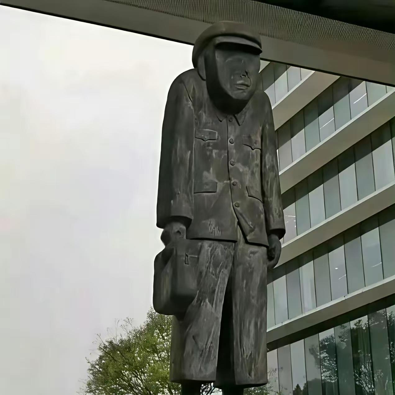 马云的阿里巴巴集团门口的雕像。这个雕像感觉人有点落魄，应该是表达不要忘了创业之初