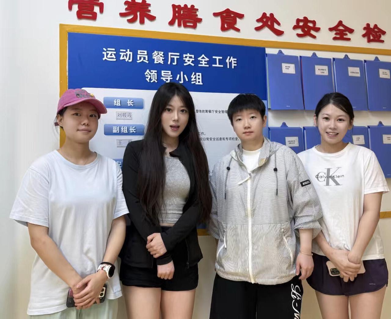 小美女放出来了和莎莎的合照，新合照，好乖巧，一看就在食堂，真是在哪里都不影响！