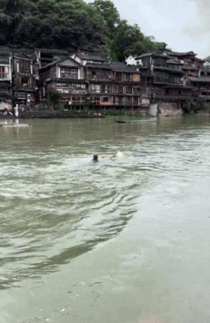 “这大爷火了！”7月23日，湖南，一位大爷去凤凰古城玩，刚到这里，就突然