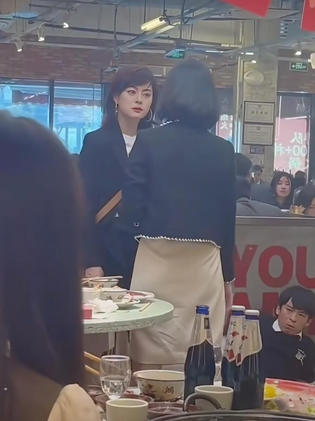 孙俪在现实中真是太美了，比红毯上好看多了！而且还没有用美颜，高挑，浓颜，精致…看