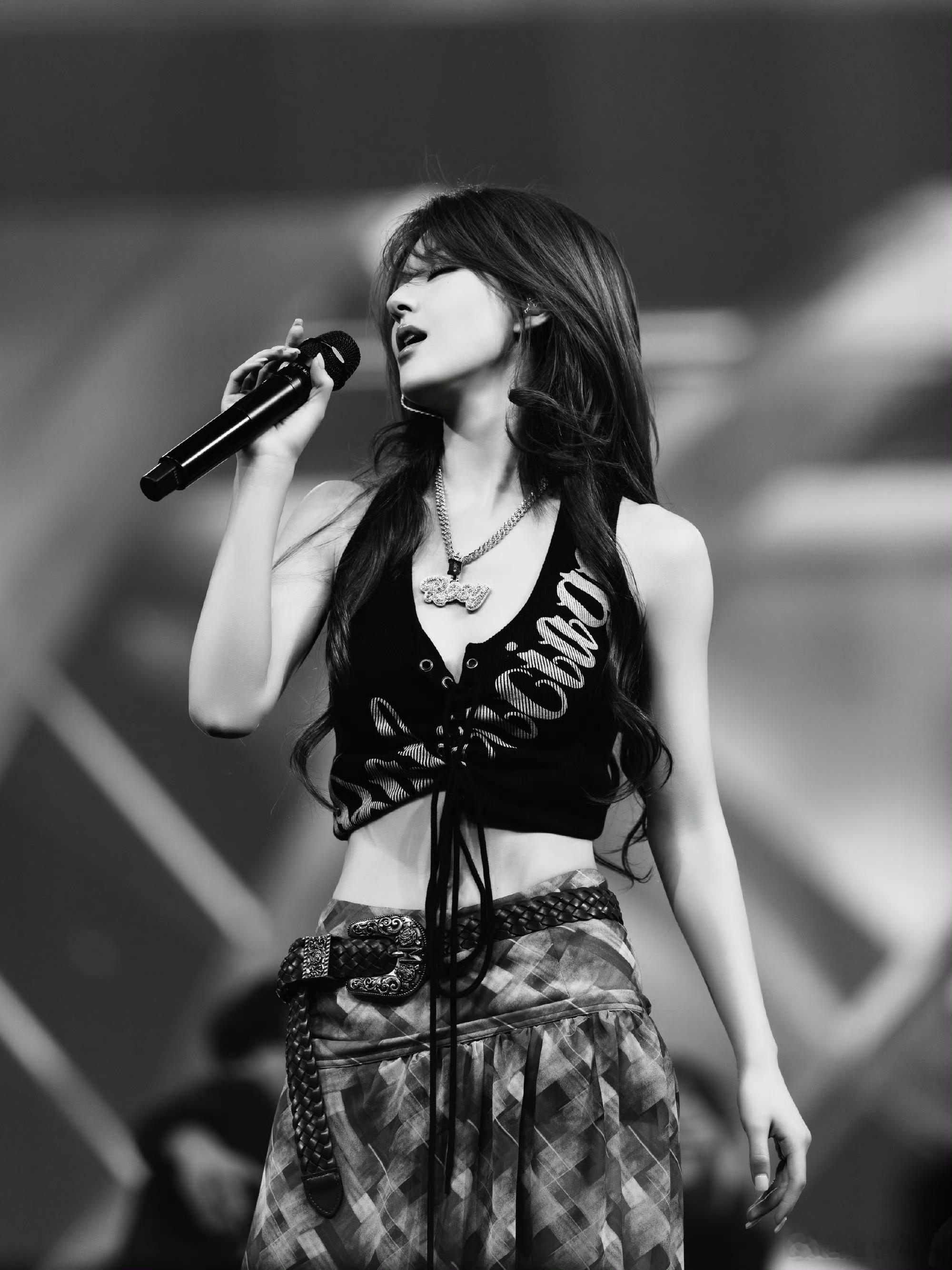 赵露思被赵露思的腰狠狠拿捏了！短款背心露出的小蛮腰+慵懒卷发，舞台上的她又美又