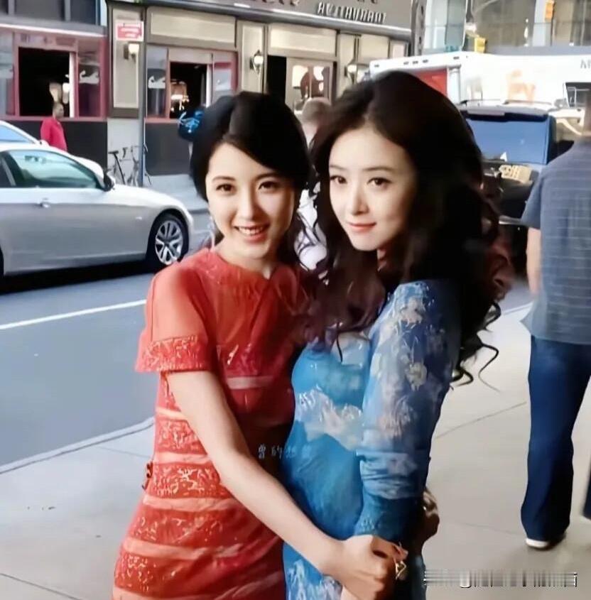 早些年，两位美女站在马路边的一张合影，那时的曾黎确实漂亮，比蒋欣好看多了。曾