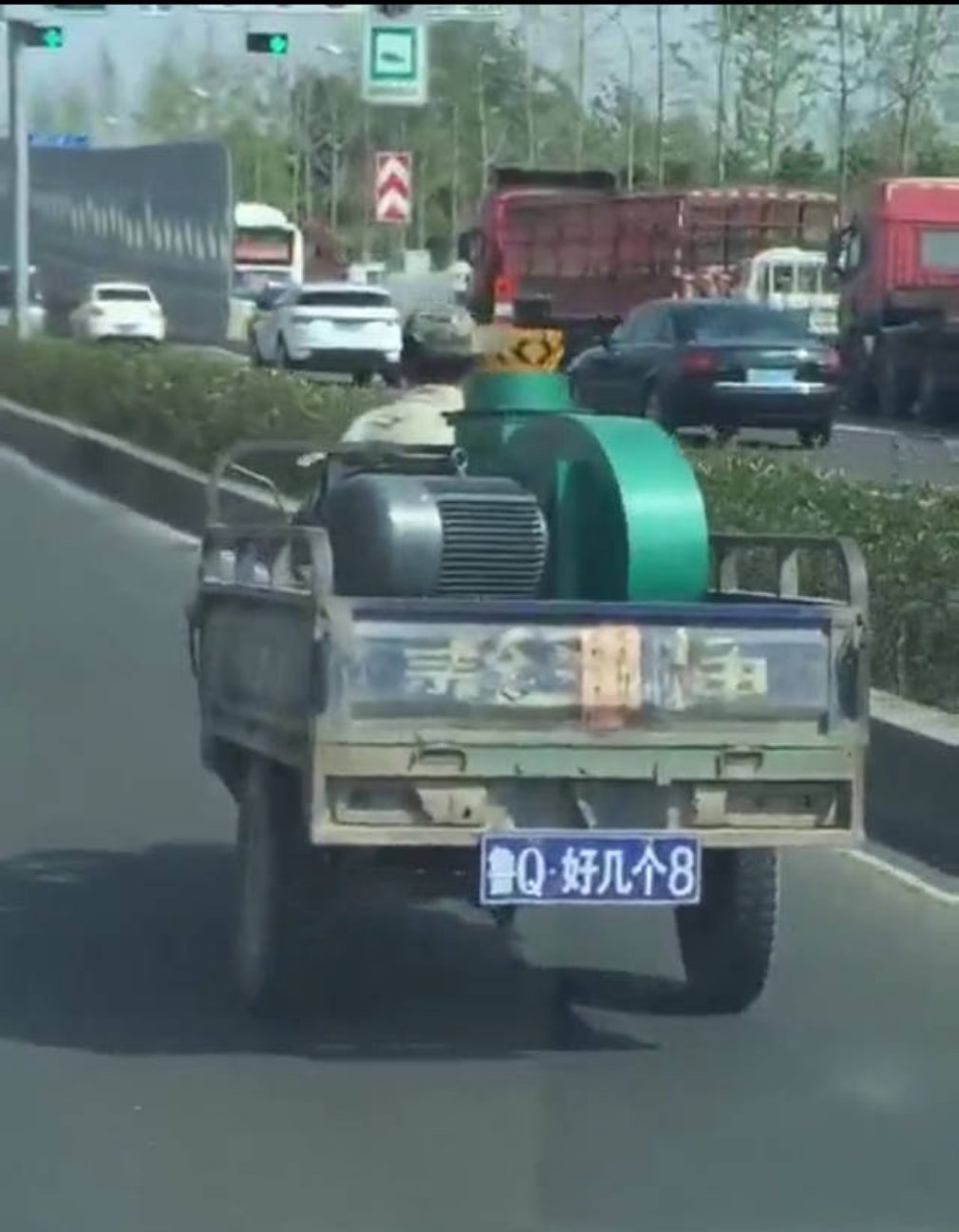 市民：110么？我要报警，我在路上看见一个车，假牌子。👮🏻‍♂️：车号多少？