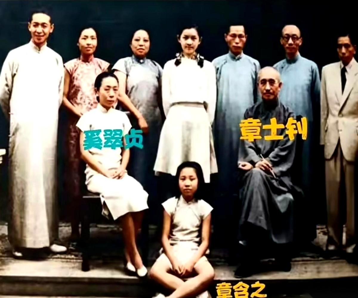 来看这张民国章家的老合影。大名鼎鼎的章士钊稳坐正中，气场全开，但他脚边那个席地