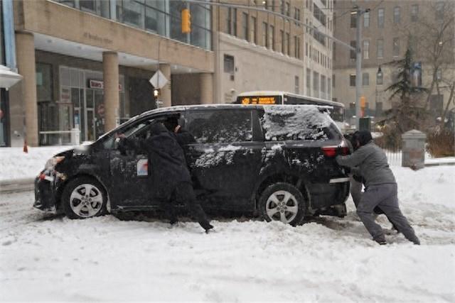 上周在休斯顿的能源交易员小圈子聚会，一个刚从得州现场撤回来的勘探公司朋友，灌下半
