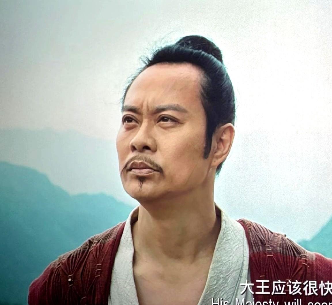 古天乐的新电影里，有个演员拒绝戴假发。你盯着银幕看了三秒才认出——这个顶着现代