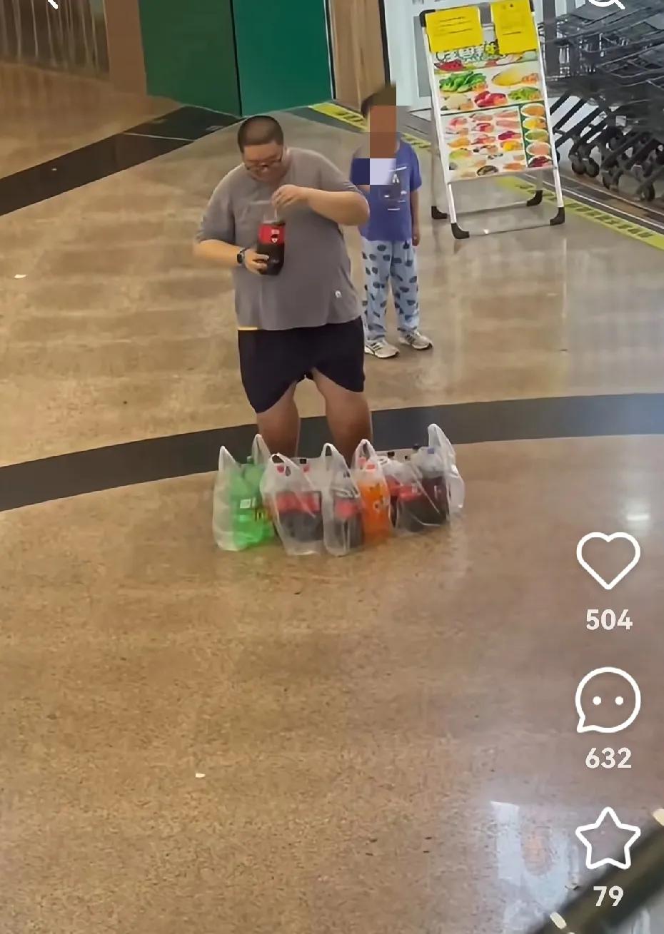 引无数人驻足:一次买一堆，一瓶喝一口，他的人生热烈且平静，网友:小腿已经发黑了，