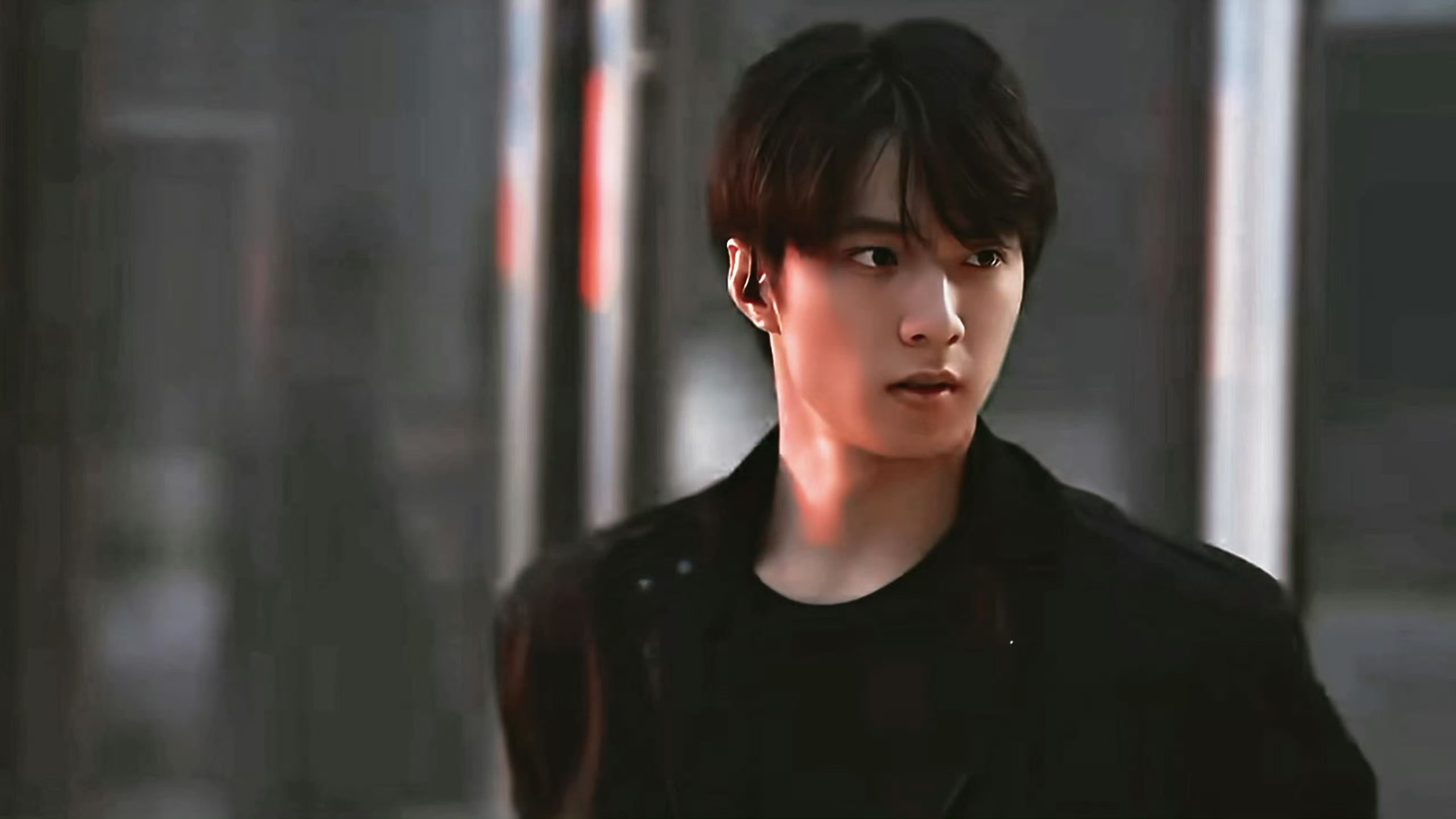 刘耀文首演警察刘耀文三登春节档了刘耀文在惊蛰无声中首演警察，并且耀文已经是三登春